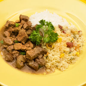 Picadinho de Filé Mignon com Arroz Branco e Farofa